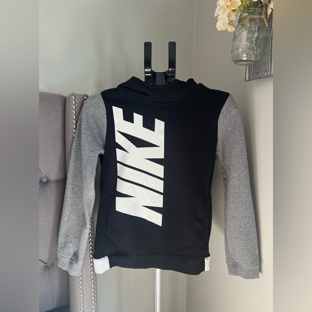 Nike Core Amplify Pullover Hoodie Boys L Black Gray Colorblock SpelloutPre-Owned